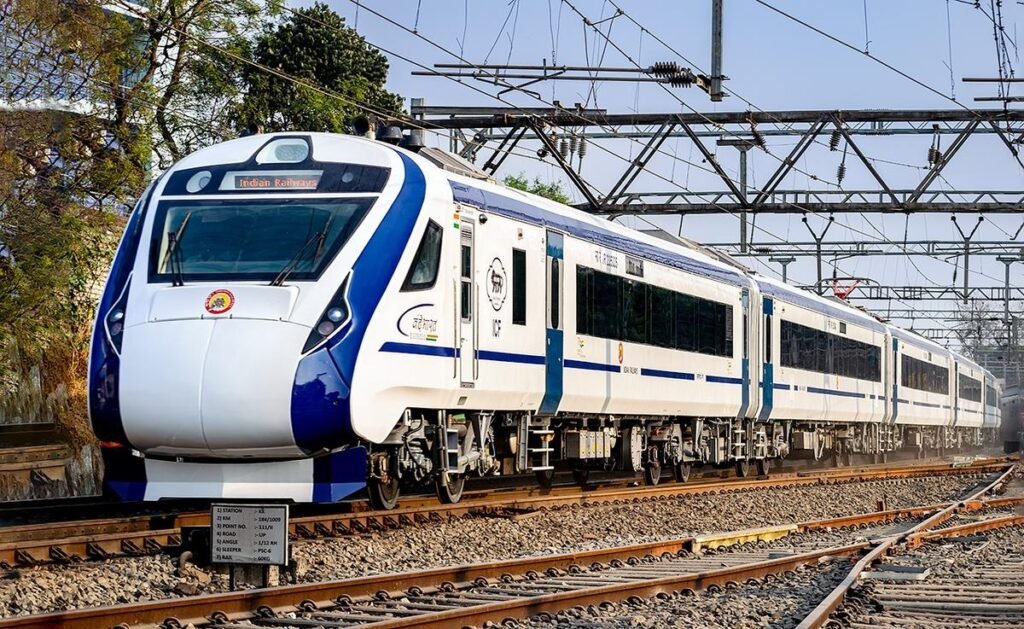 Harshul12345, CC BY-SA 4.0 , via Wikimedia Commons - Vande Bharat Sleeper Rake