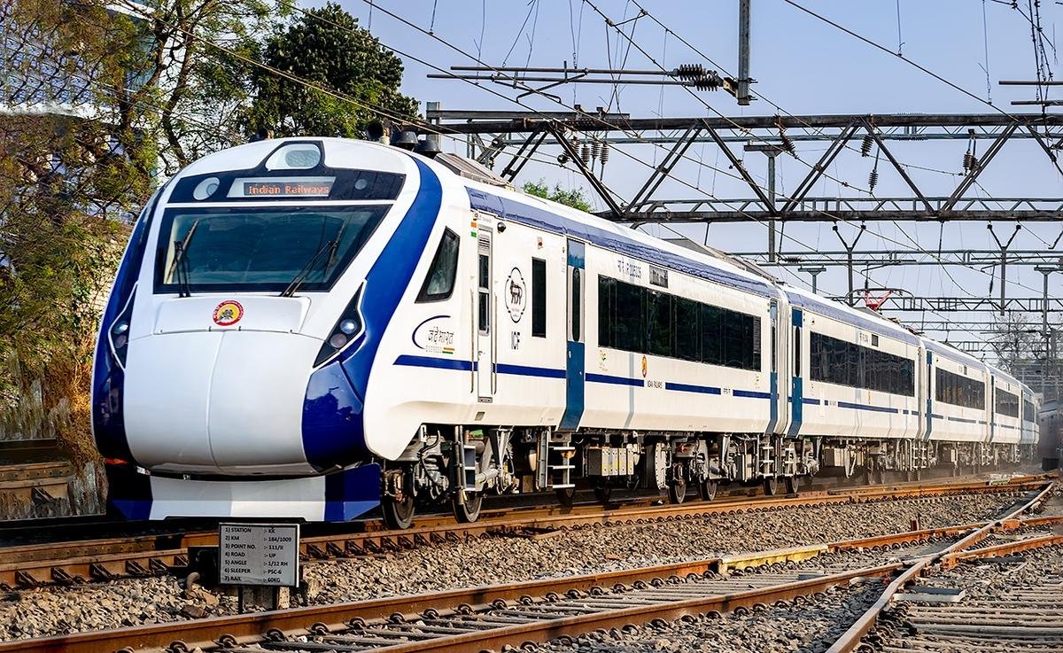 Harshul12345, CC BY-SA 4.0 , via Wikimedia Commons - Vande Bharat Sleeper Rake